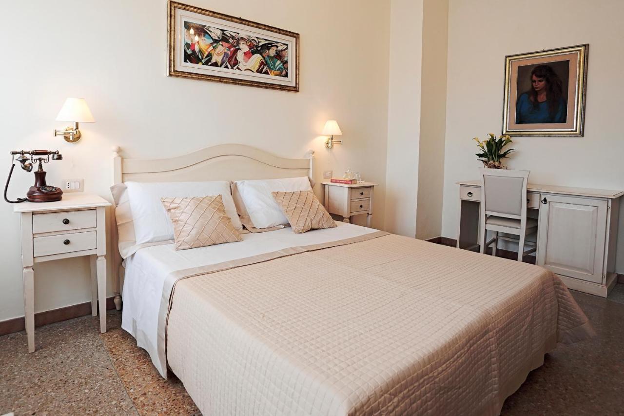Il Castello Guest House サッサリ エクステリア 写真