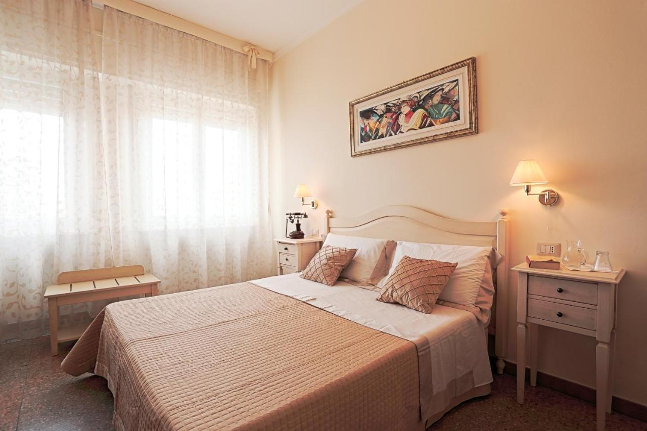 Il Castello Guest House サッサリ エクステリア 写真